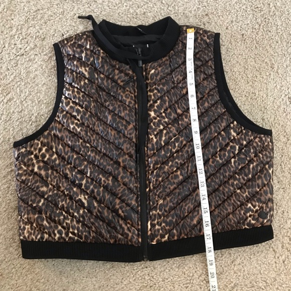 Calvin Klein cropped quilted vest in leopard print - Picture 9 of 12